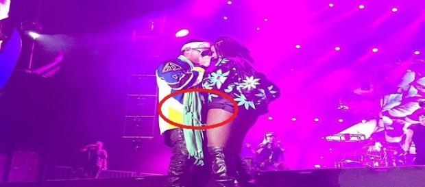 Ludmilla troca carinhos com rapper Ludmilla troca carinhos com rapper