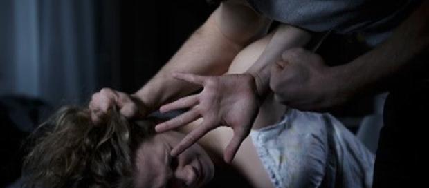 Abuso sexual é um dos principais crimes cometidos contra as mulheres Abuso sexual é um dos principais crimes cometidos contra as mulheres