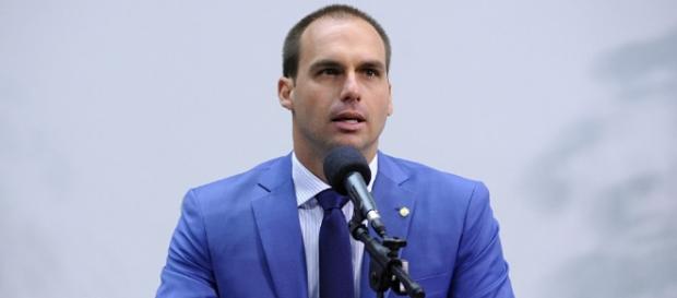 O deputado Flavio Bolsonaro entrevistou um cubano que trabalha como garçom nos EUA O deputado Flavio Bolsonaro entrevistou um cubano que trabalha como garçom nos EUA