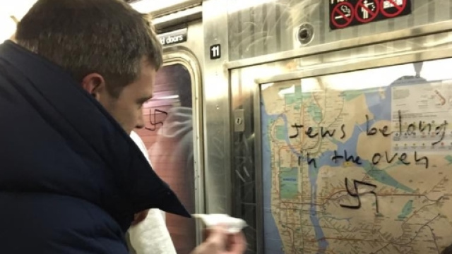 Nella metro di New York passeggeri di comune accordo hanno cancellato svastiche naziste. Foto: Facebook