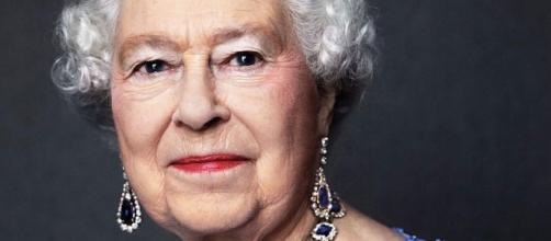Elizabeth II's commemorative portrait with sapphire jewelry for her Sapphire (6th) Jubilee / Photo from 'News' - ddns.net