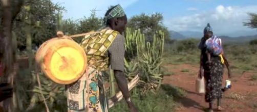 Carrying water in Africa. World Vision (YouTube-Screencap)