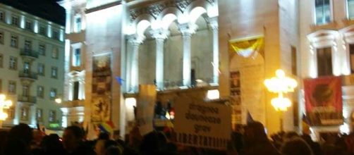 Les manifestants devant l'Opéra de Timosoara (photo E. Sur), ville d'oû avait été déclenchée l'insurrection contre le régime communiste roumain
