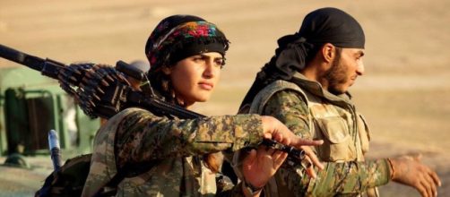 Una delle immagini simbolo delle forze militari kurde contro l'Isis