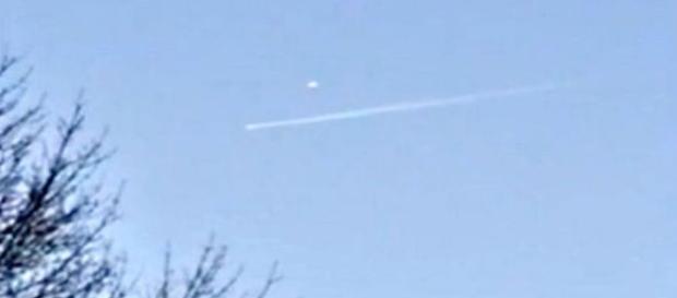 Aparente ovni acompanha jato da Força Aérea dos Estados Unidos (MUFON) Aparente ovni acompanha jato da Força Aérea dos Estados Unidos (MUFON)