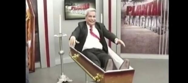Apresentador retorna dentro de um caixão Apresentador retorna dentro de um caixão