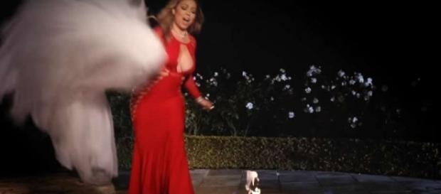 Cena do clipe "I don't" mostra Mariah colocando vestido no fogo Cena do clipe "I don't" mostra Mariah colocando vestido no fogo