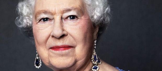 Elizabeth II's commemorative portrait with sapphire jewelry for her Sapphire (6th) Jubilee / Photo from 'News' - ddns.net Elizabeth II's commemorative portrait with sapphire jewelry for her Sapphire (6th) Jubilee / Photo from 'News' - ddns.net