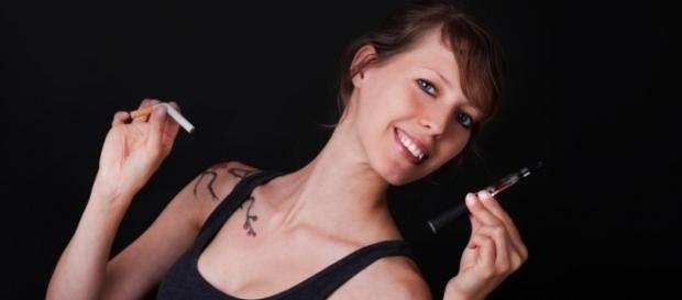 Fotolia: © M.Dörr & M.Frommherz / Junge Frau entscheidet sich für die e-Zigarette Fotolia: © M.Dörr & M.Frommherz / Junge Frau entscheidet sich für die e-Zigarette