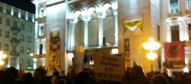 Les manifestants devant l'Opéra de Timosoara (photo E. Sur), ville d'oû avait été déclenchée l'insurrection contre le régime communiste roumain Les manifestants devant l'Opéra de Timosoara (photo E. Sur), ville d'oû avait été déclenchée l'insurrection contre le régime communiste roumain