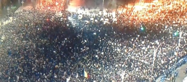 număr impresionant de români nemulțumiți de manevrele guvernanților protestează în fața guvernului număr impresionant de români nemulțumiți de manevrele guvernanților protestează în fața guvernului
