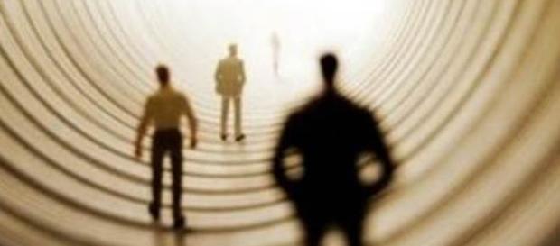Tucker avalia que após a morte, consciência fica dispersa no universo até habitar outro corpo (Banco de imagens Google) Tucker avalia que após a morte, consciência fica dispersa no universo até habitar outro corpo (Banco de imagens Google)