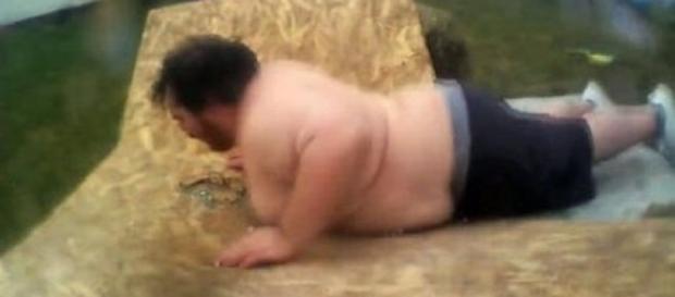 Un internaute relève le défi de sauter sur 1500 punaises ! Un internaute relève le défi de sauter sur 1500 punaises !