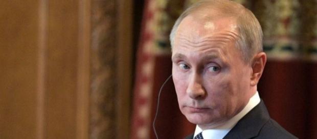 Vladimir Putin promulga la ley que despenaliza la violencia de género. Vladimir Putin promulga la ley que despenaliza la violencia de género.