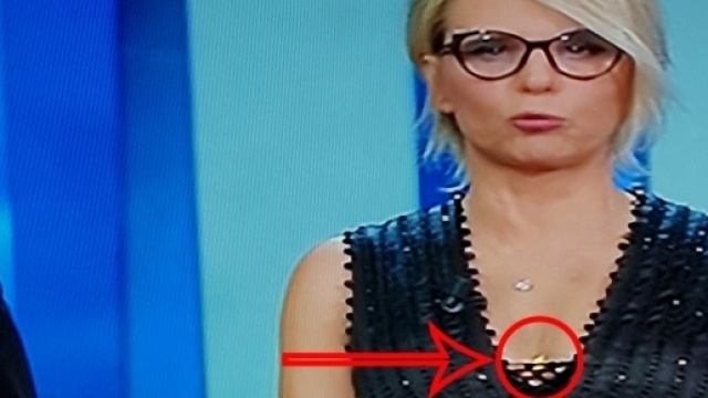 Festival di Sanremo, Maria indossa una strana collana: svelato il significato