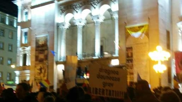 Les manifestants devant l'Op&eacute;ra de Timosoara (photo E. Sur), ville d'o&ucirc; avait &eacute;t&eacute; d&eacute;clench&eacute;e l'insurrection contre le r&eacute;gime communiste roumain