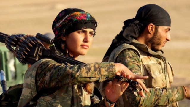 Una delle immagini simbolo delle forze militari kurde contro l'Isis