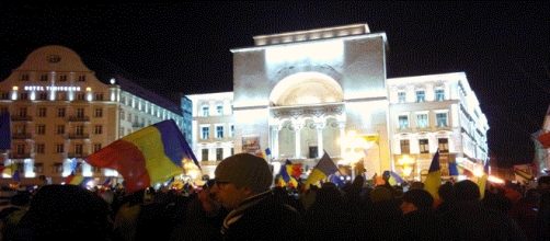 Devant l'opéra de Timisoara, les manifestants roumains ne jettent pas l'éponge. Et les Français mols encaissant le Penelopegate ? (Photo E. Sur)
