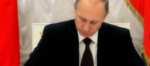 Putin firma la nuova legge di depenalizzazione dei reati familiari.
