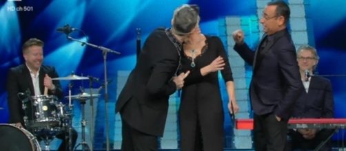 Sanremo 2017: Robbie Williams bacia Maria De Filippi.