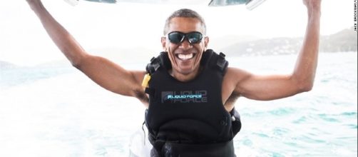 Sorridente e spensierato Obama in vacanza fa kitesurf ospite sull'isola del multimiliardario amico Richard Branson