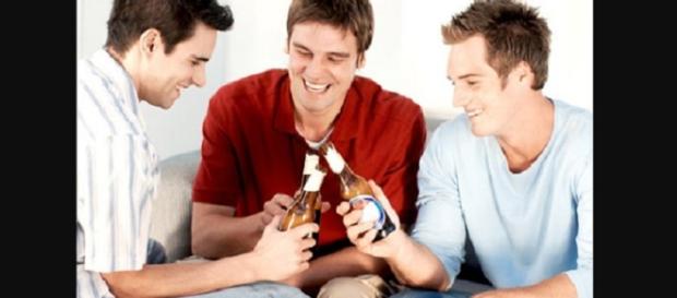 Algumas atitudes nas amizades masculinas intrigam as mulheres. Algumas atitudes nas amizades masculinas intrigam as mulheres.