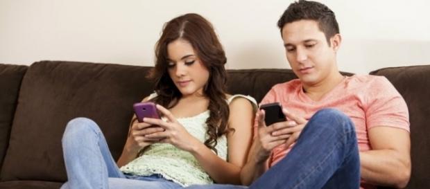 El celular que separa personas El celular que separa personas