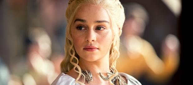 Emilia Clarke caracterizada como Daenerys Targaryen. Emilia Clarke caracterizada como Daenerys Targaryen.