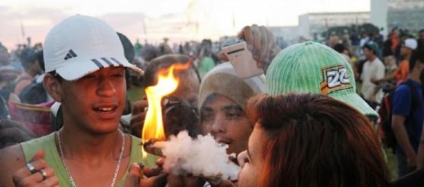 Legalização das drogas gera opiniões extremamente divergentes. Legalização das drogas gera opiniões extremamente divergentes.