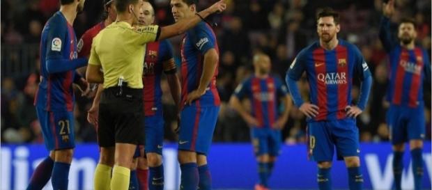 Gil Manzano expulsando a Luis Suarez Gil Manzano expulsando a Luis Suarez