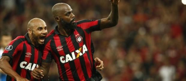 Grafite marca e Atlético-PR larga na Libertadores com vitória Grafite marca e Atlético-PR larga na Libertadores com vitória