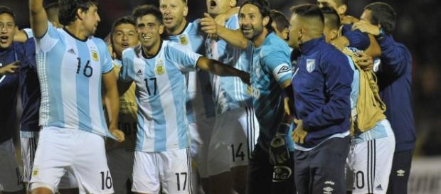 Jogadores do Atlético Tucumán comemorando a classificação para a próxima fase da Libertadores (Foto: AFP) Jogadores do Atlético Tucumán comemorando a classificação para a próxima fase da Libertadores (Foto: AFP)