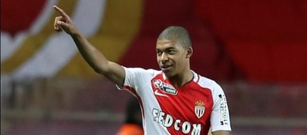 Monaco: Mbappé est reparti avec le ballon du match - bfmtv.com Monaco: Mbappé est reparti avec le ballon du match - bfmtv.com