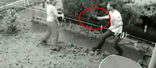 Um vizinho preocupado chamou a polícia que prendeu Morris após ver os ferimentos de Bishop Um vizinho preocupado chamou a polícia que prendeu Morris após ver os ferimentos de Bishop