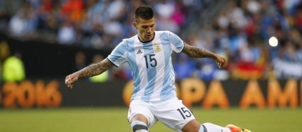 Victor Cuesta, zagueiro de 27 anos, atua no Independiente Victor Cuesta, zagueiro de 27 anos, atua no Independiente