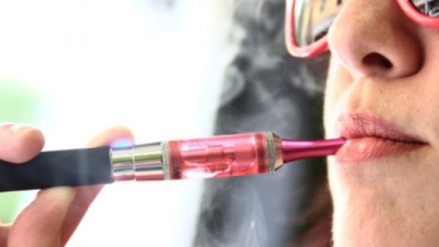 Il vapore non &egrave; fumo: dibattito sulle sigarette elettroniche