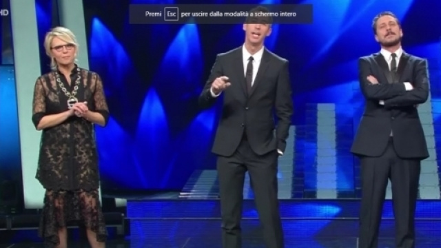 Maria De Filippi interviene nella parte finale dello sketch di Luca e Paolo