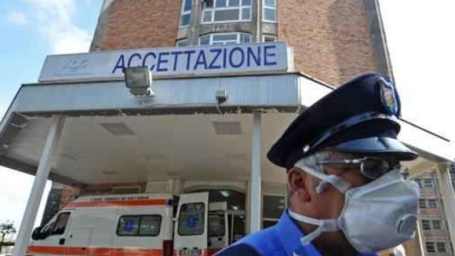 Napoli, bidello ricoverato per meningite