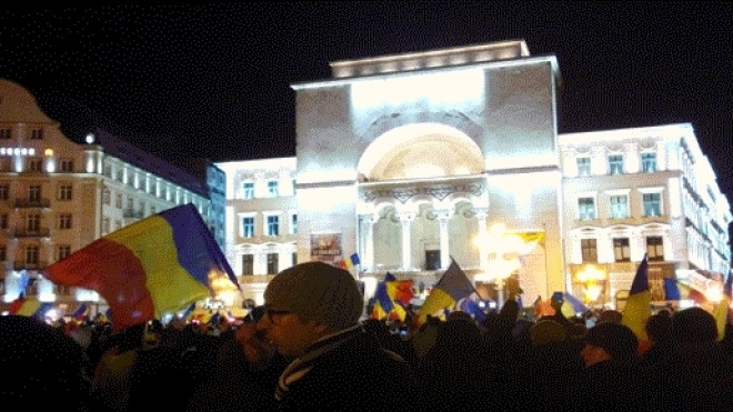 Devant l'opéra de Timisoara, les manifestants roumains ne jettent pas l'éponge. Et les Français mols encaissant le Penelopegate ? (Photo E. Sur)