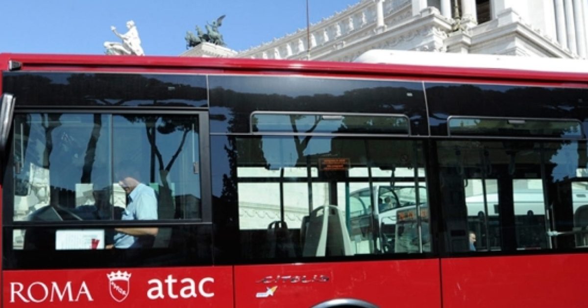 Autobus travolge ed uccide un uomo, caccia alla vettura dell’Atac