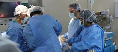 Équipe medica durante un operazione