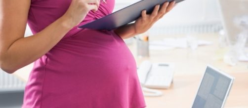 L'azienda che ha assunto la donna al nono mese di gravidanza è stata criticata dagli ex dipendenti.
