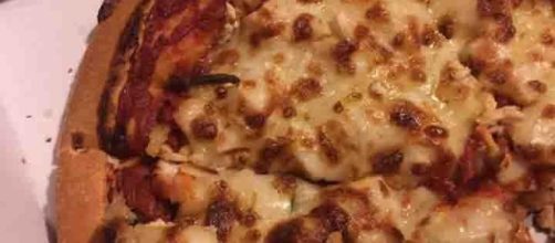 Vermi nella pizza da asporto: la disgustosa scoperta di una teenager