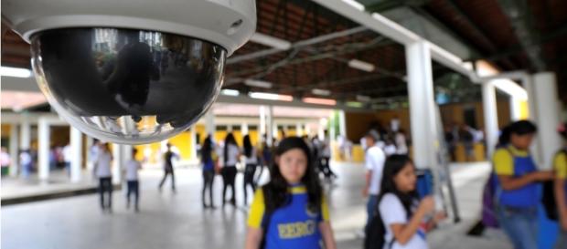 Escolas investem milhões em segurança Escolas investem milhões em segurança