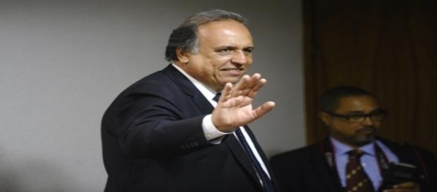 Governador do Rio, Pezão é acusado de ter superfaturado gastos de campanha em mais de R$ 10 milhões Governador do Rio, Pezão é acusado de ter superfaturado gastos de campanha em mais de R$ 10 milhões