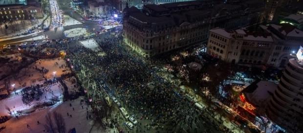 Hoția la nivel de guvernare scoate lumea în stradă Hoția la nivel de guvernare scoate lumea în stradă