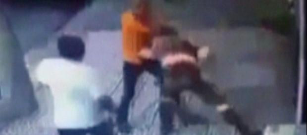 Imagens de segurança registraram a agressão Imagens de segurança registraram a agressão