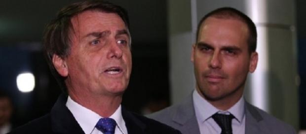 Jair Bolsonaro repreendeu Eduardo durante convresa (Foto: Reprodução) Jair Bolsonaro repreendeu Eduardo durante convresa (Foto: Reprodução)