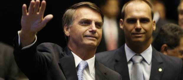 Jair e Eduardo trocaram mensagens pelo whatsapp Jair e Eduardo trocaram mensagens pelo whatsapp