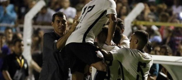 Jogadores comemorando o gol da vitória contra a Caldense Jogadores comemorando o gol da vitória contra a Caldense